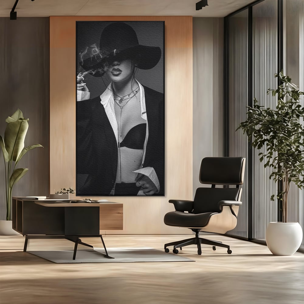 Tablou canvas cu tablou canvas cu femeie fumand sub palarie, in rama de aluminiu negru, pe perete intr-un birou